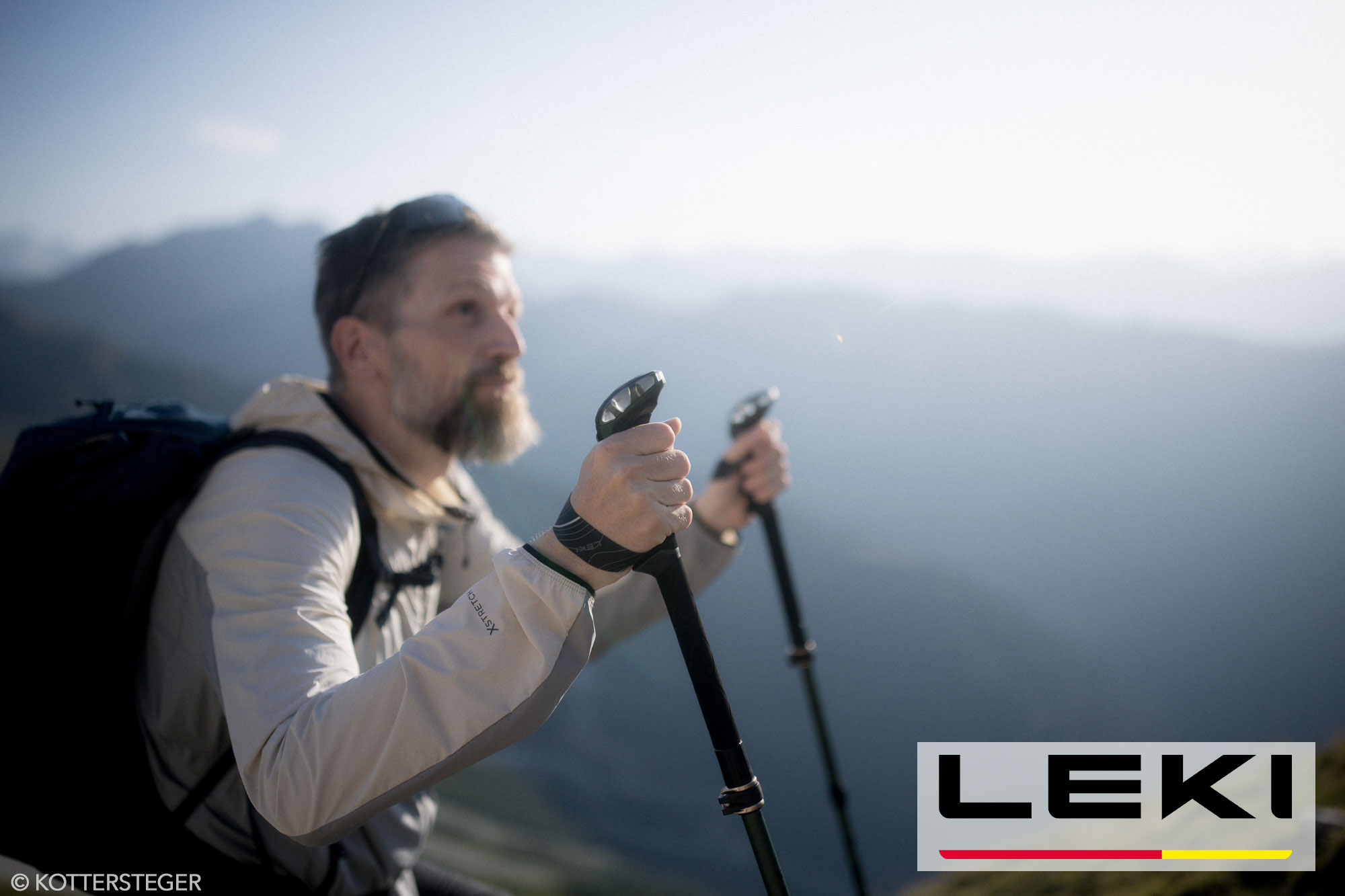Mann beim Wandern in den Bergen mit Wanderstöcken