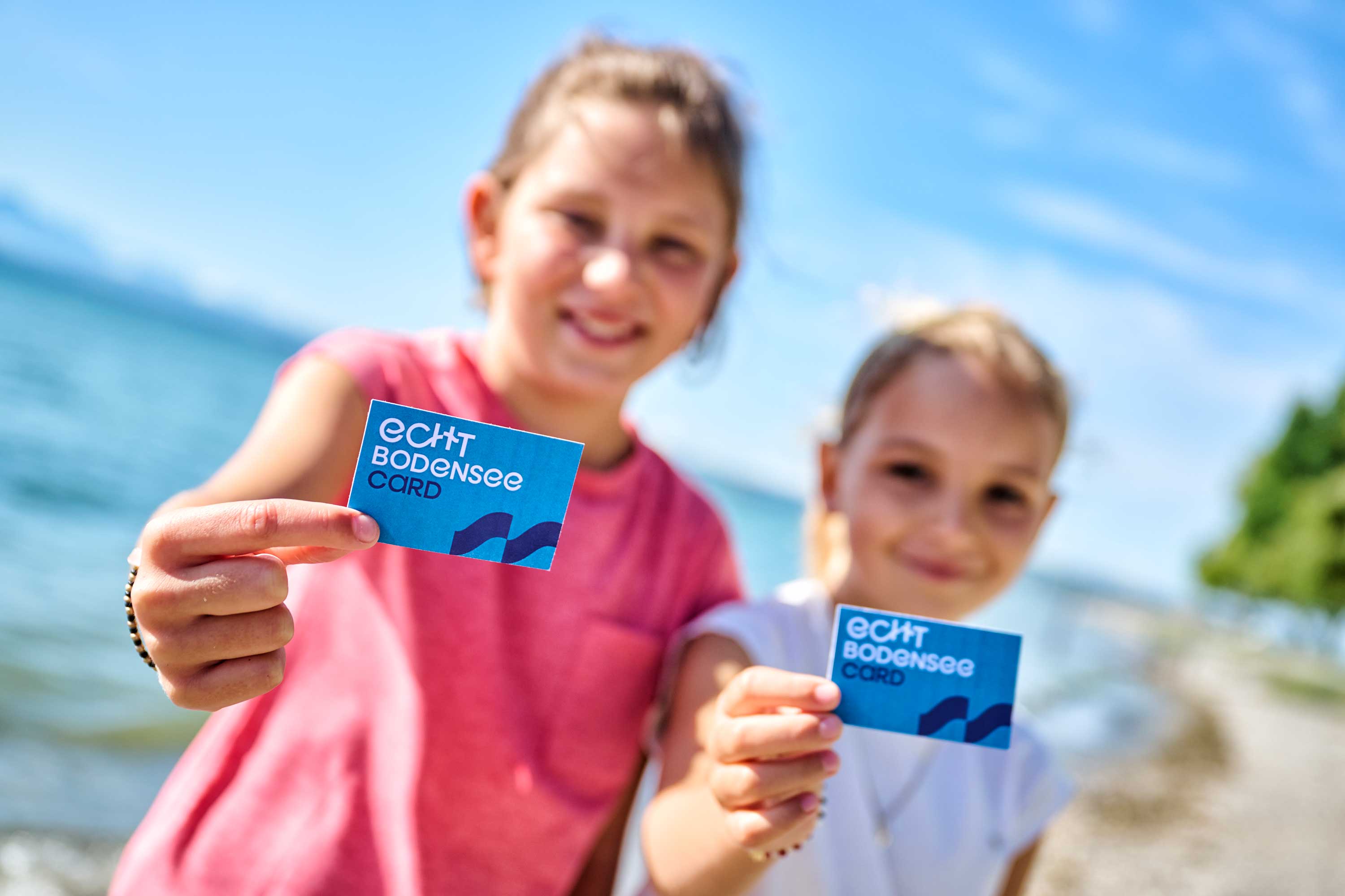 Zwei Kinder mit der Echt Bodensee Card