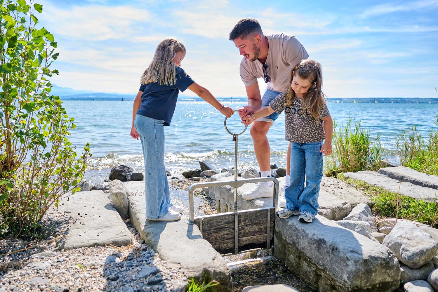 Eine Familie mit einem Wasserspielgerät am See