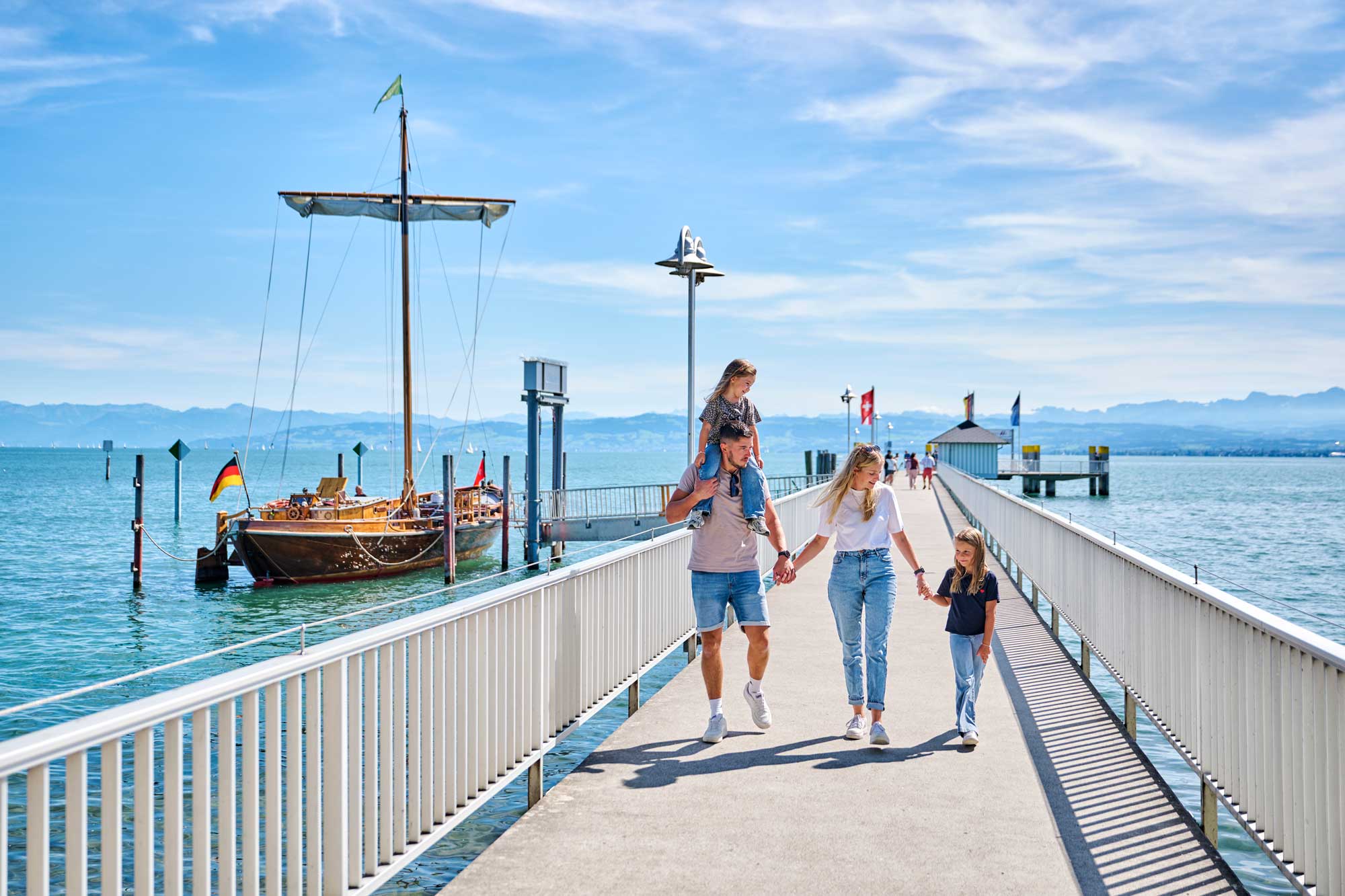 Eine Familie auf einer Brücke am Wasser