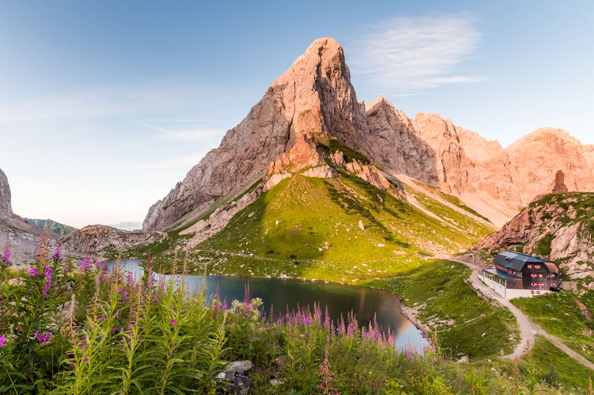 Berggipfel mit See von Sonne beschienen