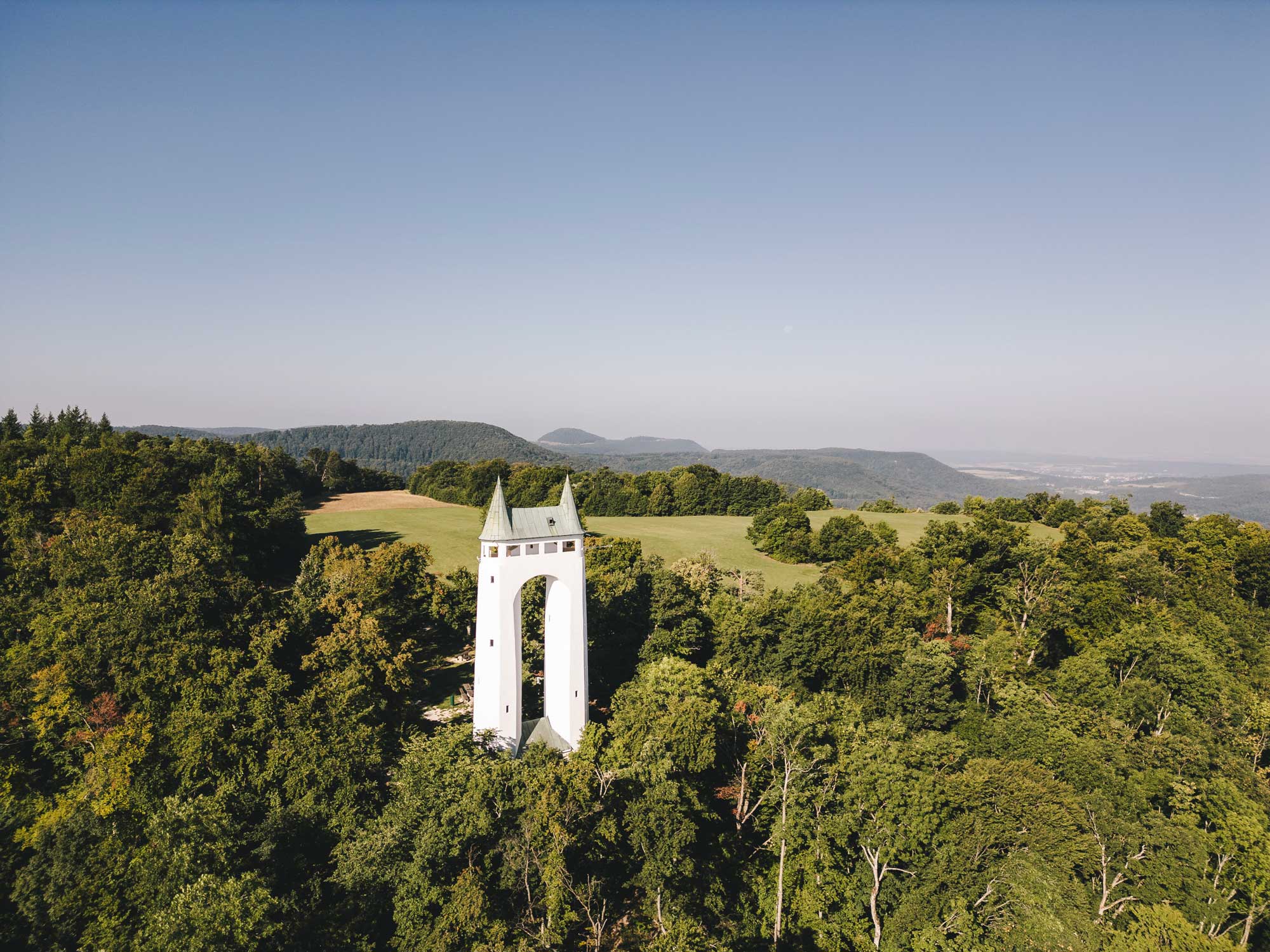 Ein weißer Turm inmitten von Bäumen