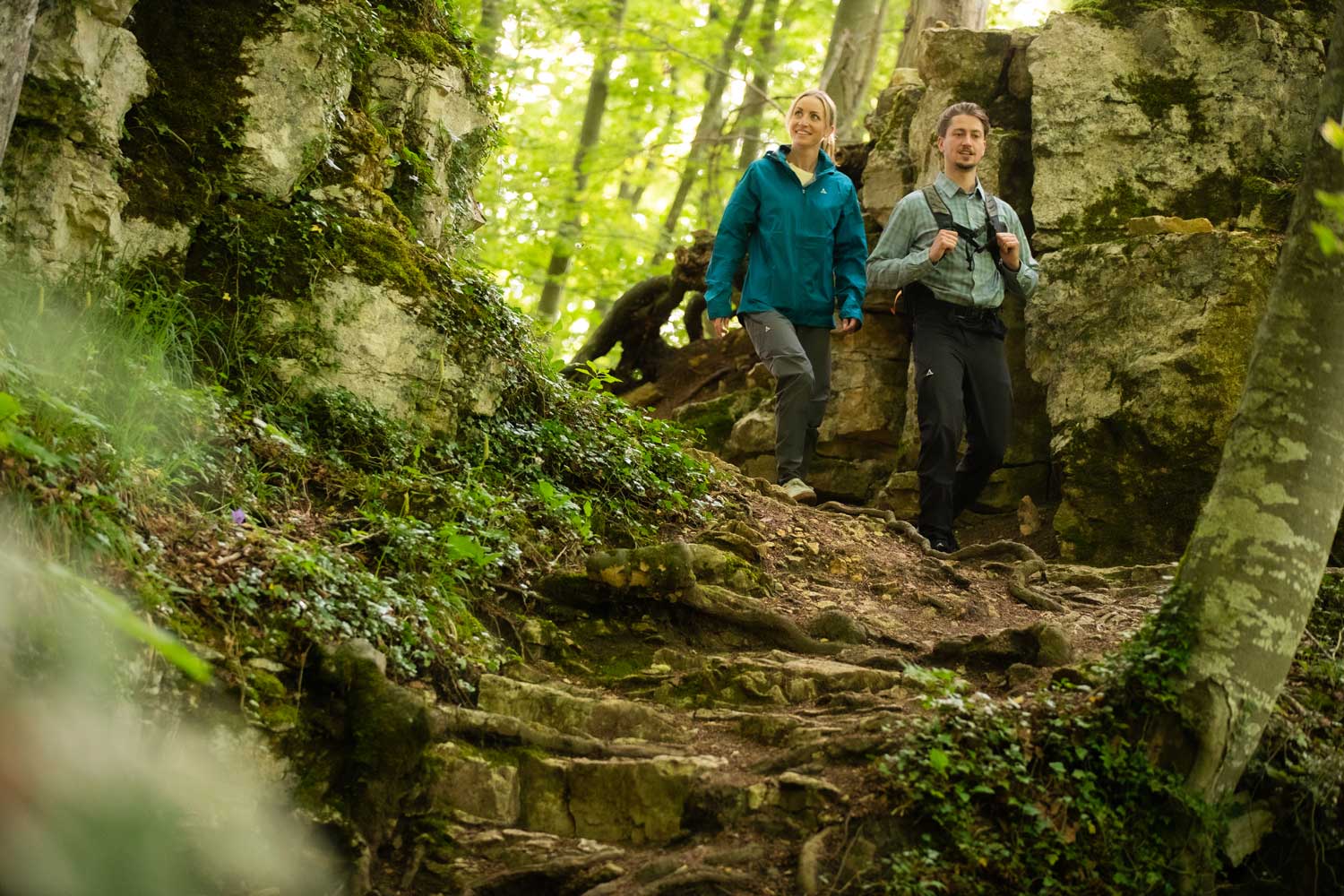 Zwei Wanderer auf einem Wanderweg mit Felsen