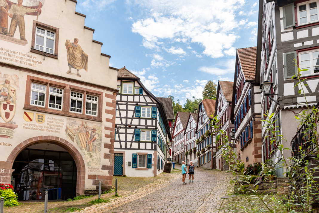 Reich verzierte und bemalte Fachwerkhäuser