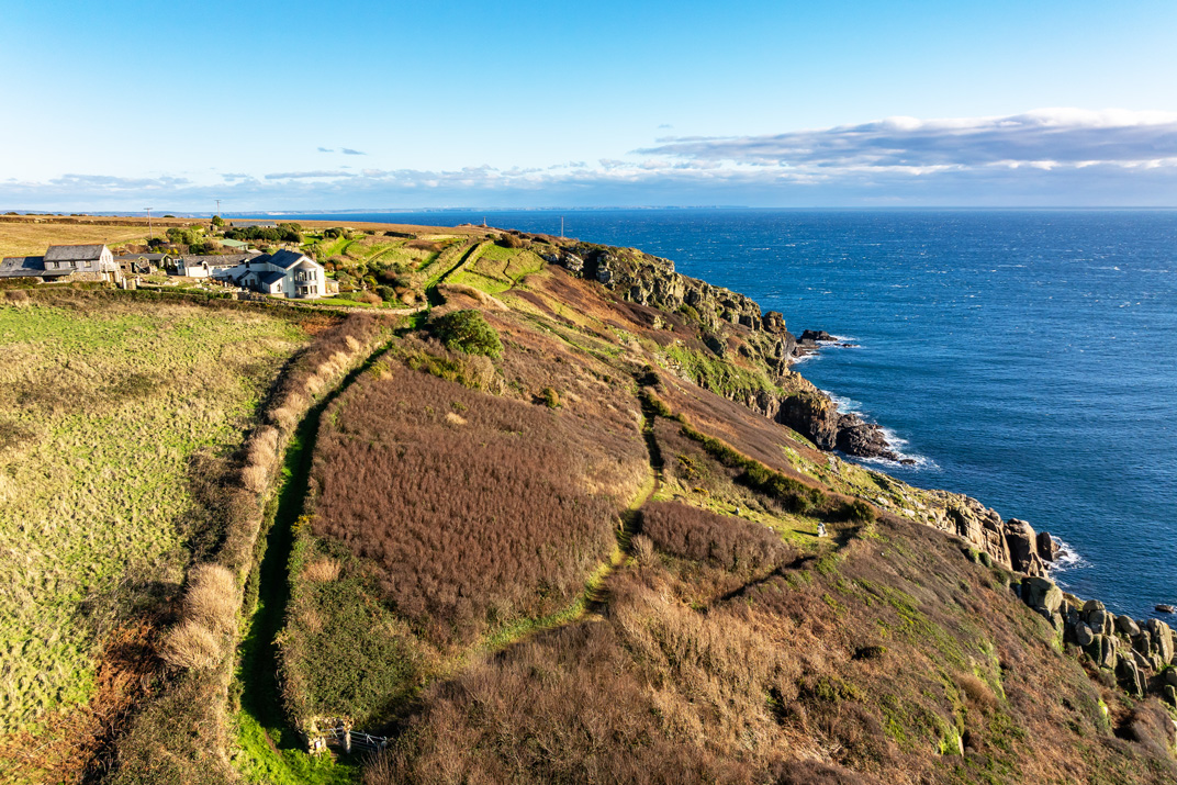Blick auf eine Küste mit einzelnen Häusern