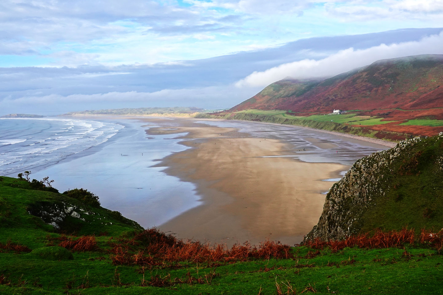 Blick auf eine Bucht und grüne Küstenlandschaft
