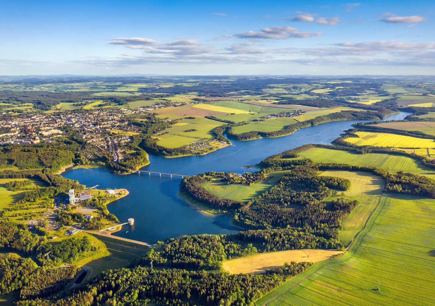 Luftaufnahme der Talsperre, umgeben von Natur