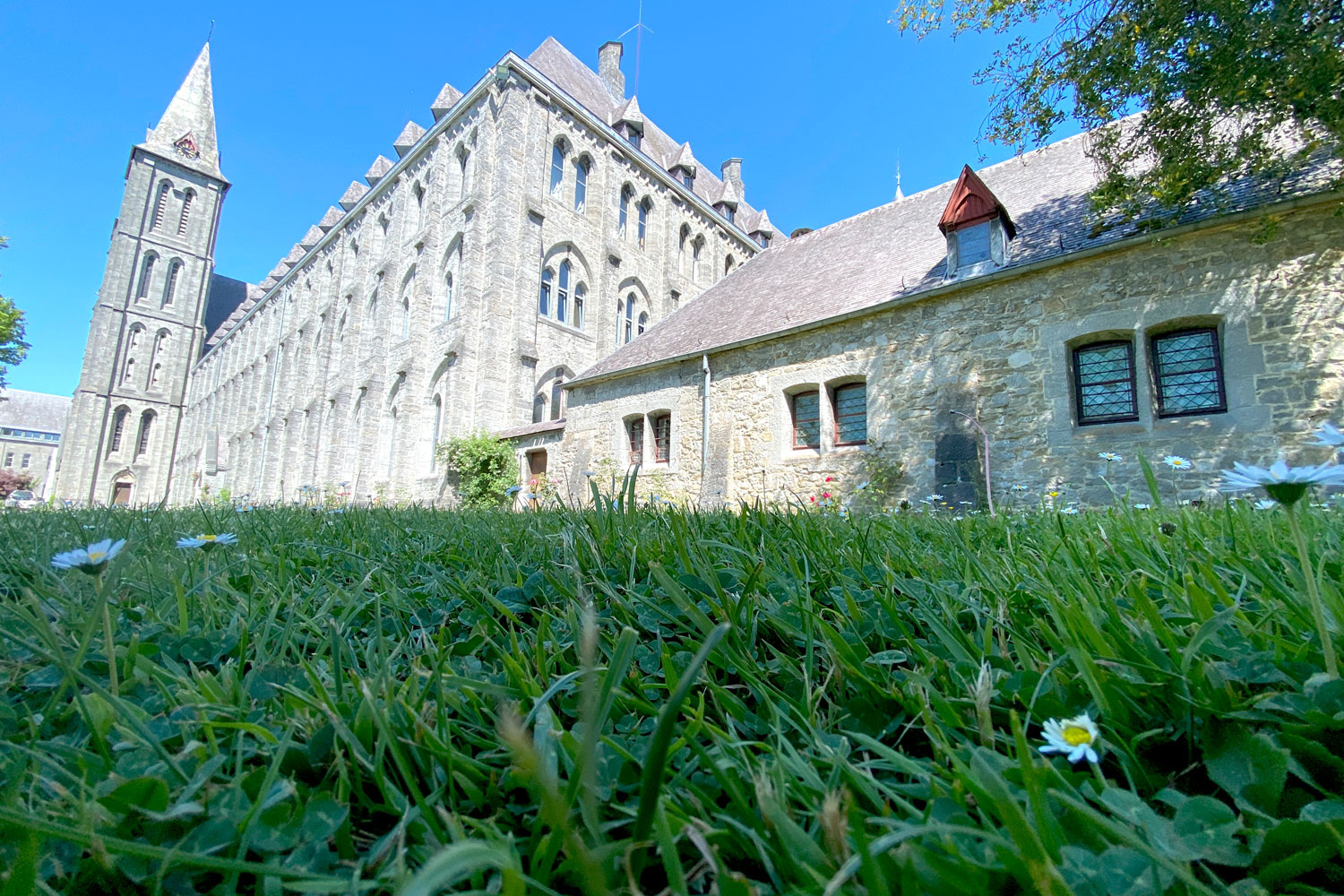 Blick auf einen Teil der Abtei Maredsous