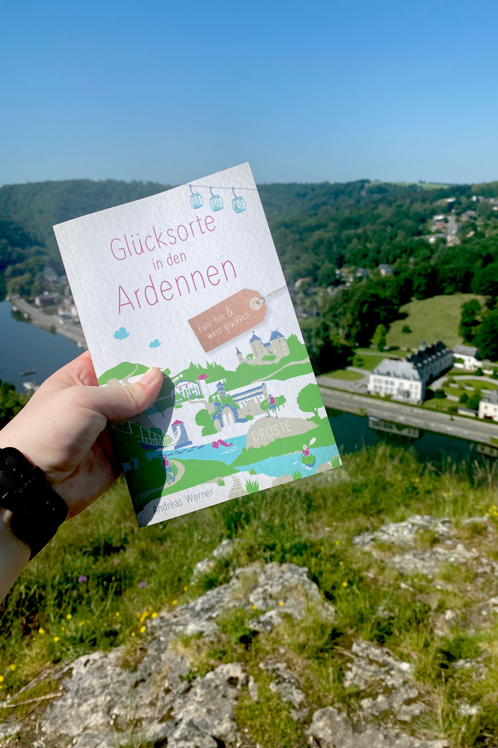Buch Glücksorte in den Ardennen wird in die Kamera gehalten