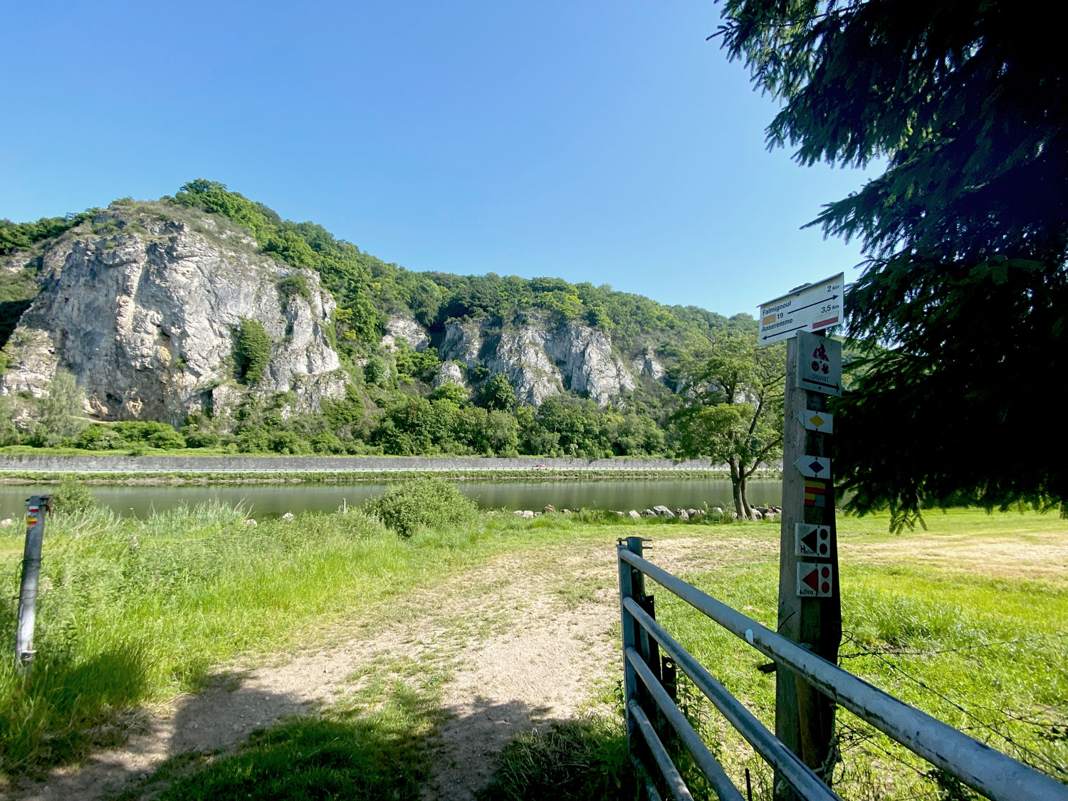 Wanderweg an der Maas mit Blick auf Klaksteinfelsen