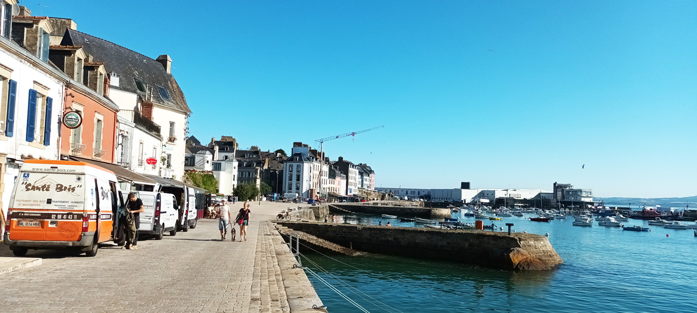 Blick auf Häuser am Hafen und den Hafen selbst