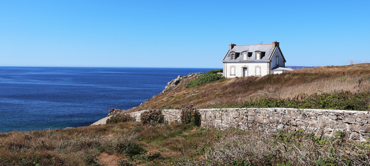 Einsames kleines Haus an der Küste