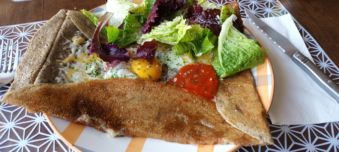 Ein Crêpe mit Spiegelei und Salat