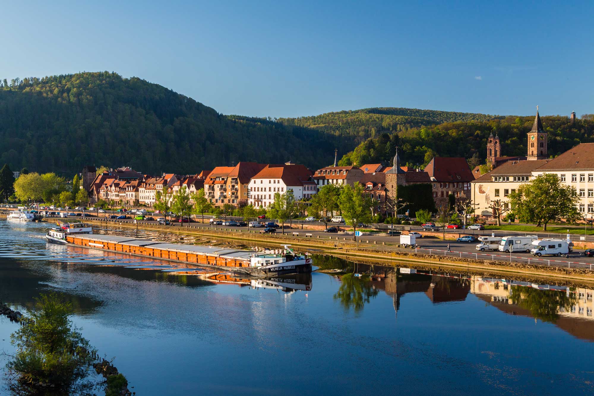 Eine Stadt am Fluss im Hintergrund Hügel
