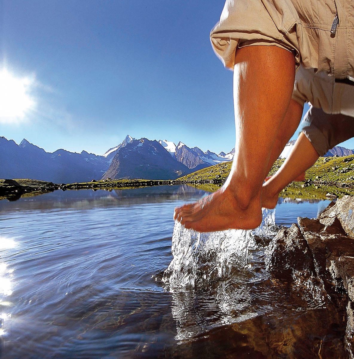 Erfrischend ist ein Fußbad in einem der25.000 Seen, Teiche und Lacken, die allein in Österreich registriert sind. Je höher umso kühler. © Hotel Falknerhof, ÖT, Ritschel