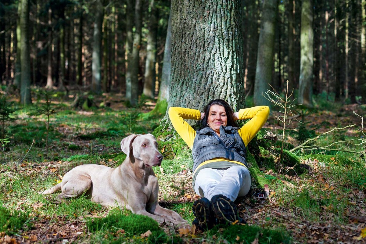 Totale Entspannung: Hund und Mensch bei der Wanderrast © fotolia