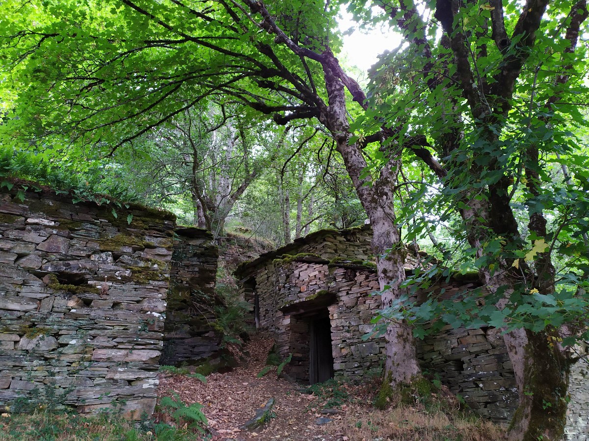 Reste eines Dorfes im UNESCO Geopark Sierra de O Courel © Galicia Walking Festival