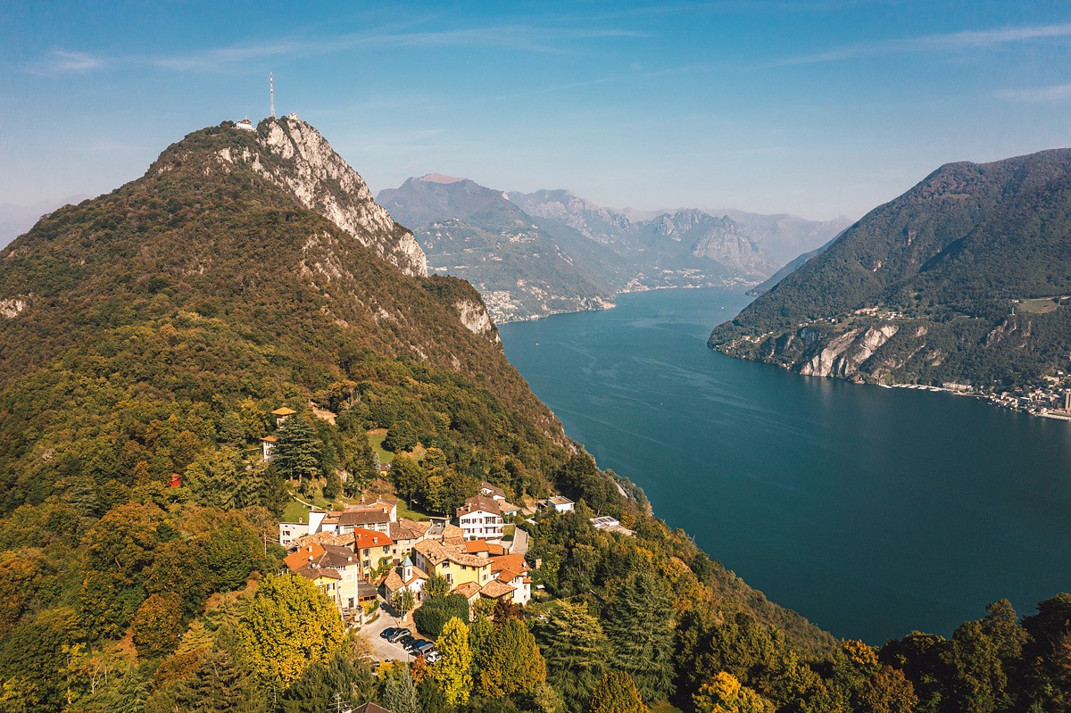 Blick auf Carona 'Das Dorf der Künstler', ein Quartier der Stadt Lugano, auf dem Bergrücken der Ceresio Halbinsel © Switzerland Tourism, Foto: Christian Meixner