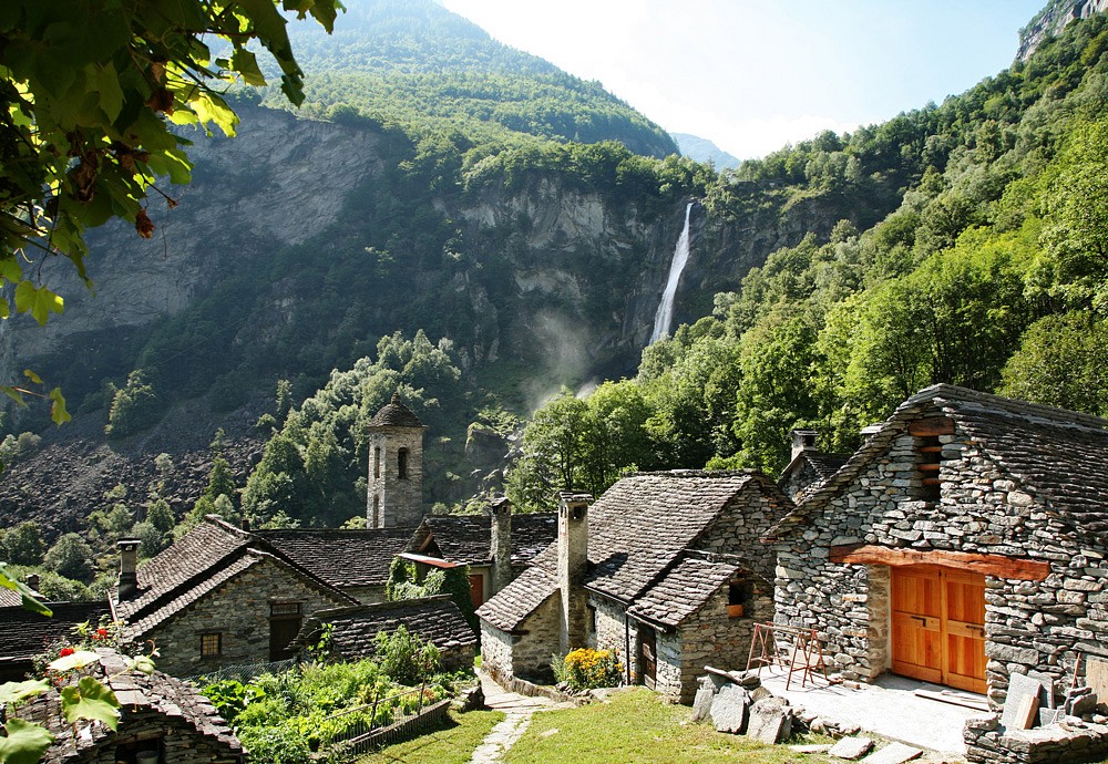 Ein Wasserfall und traditionsreiche Steinhäuser bilden zusammen das idyllische Dorf Foroglio im Bavonatal © Ticino Turismo, Foto: Alexandre Zveiger