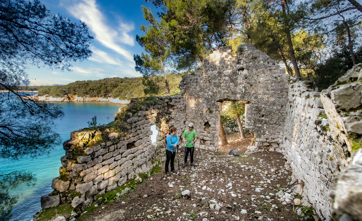 Ruinen auf dem Lehrpfad Capo Fronte Alle Fotos © Petar Lupić