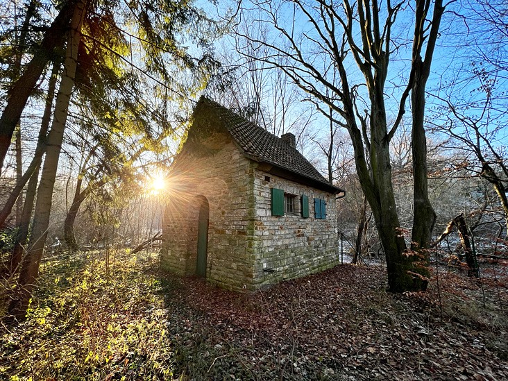 Historisches Brunnenhaus an der Ruine am Burgberg © Jarle Sänger