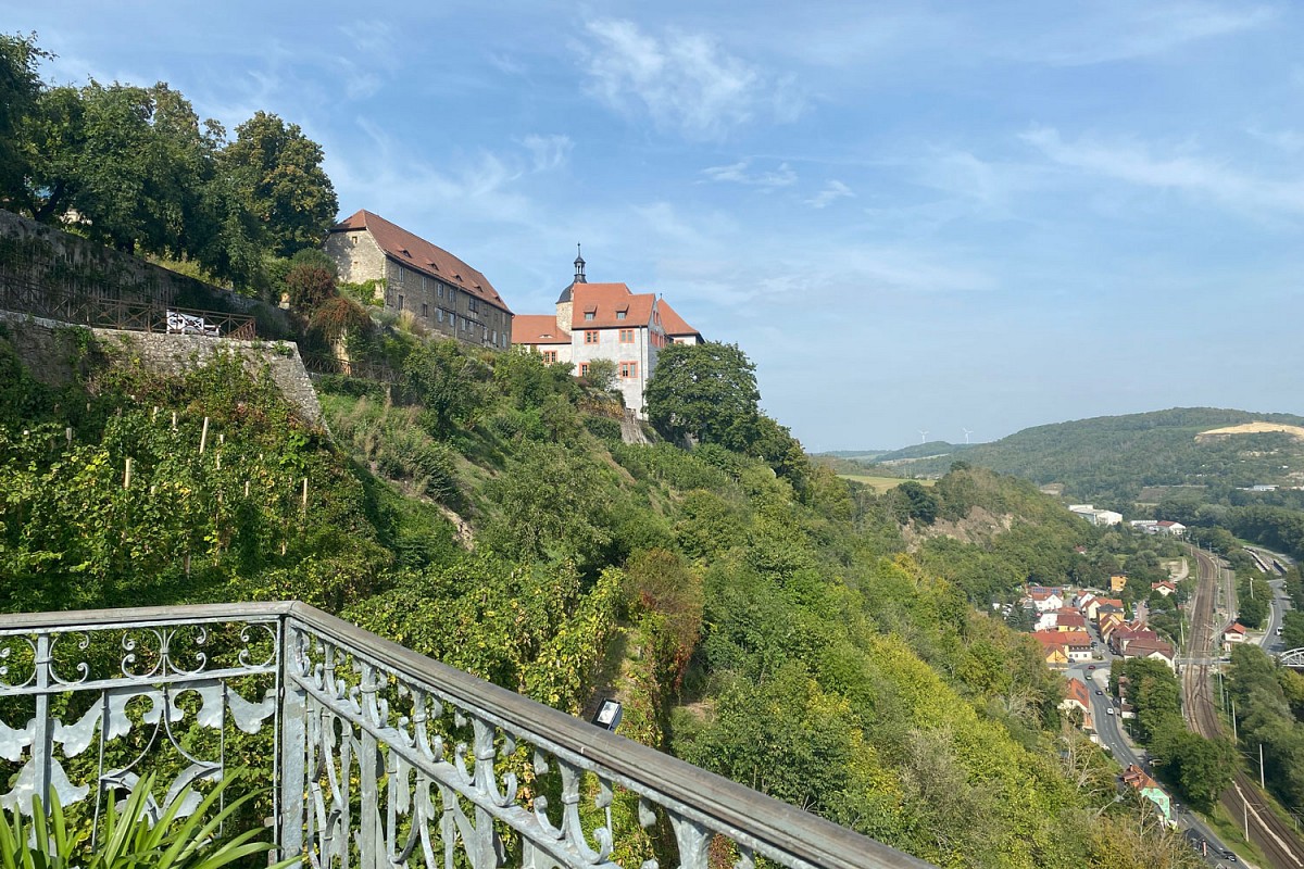 Aussicht vom Balkon auf die mittelalterliche Burg – Teil der Dornburger Schlösser.