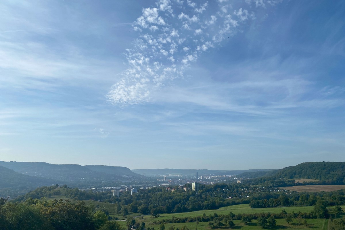 Das Tal der Saale öffnet sich mit spektakulären Fernsichten bis nach Jena auf der SaaleHorizontale 