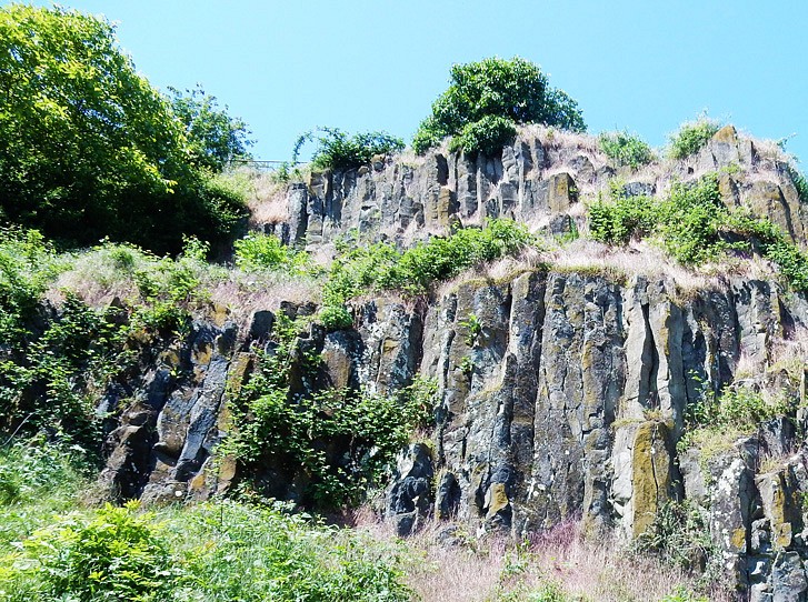 Basaltsäulen des Otzberg Vulkans unterhalb des Gipfels in der Ortschaft Hering