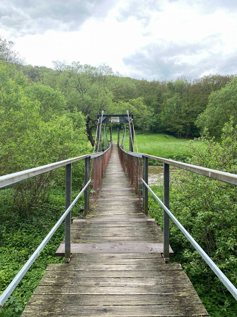 Weg zum Kloster über Hängebrücke