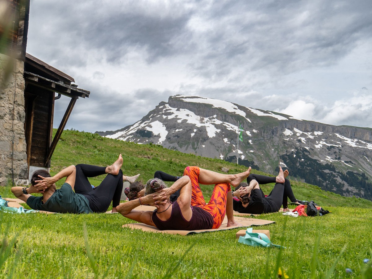 Yoga im Schatten der Berge an der Schwarzwasserhütte im Kleinwalsertal.