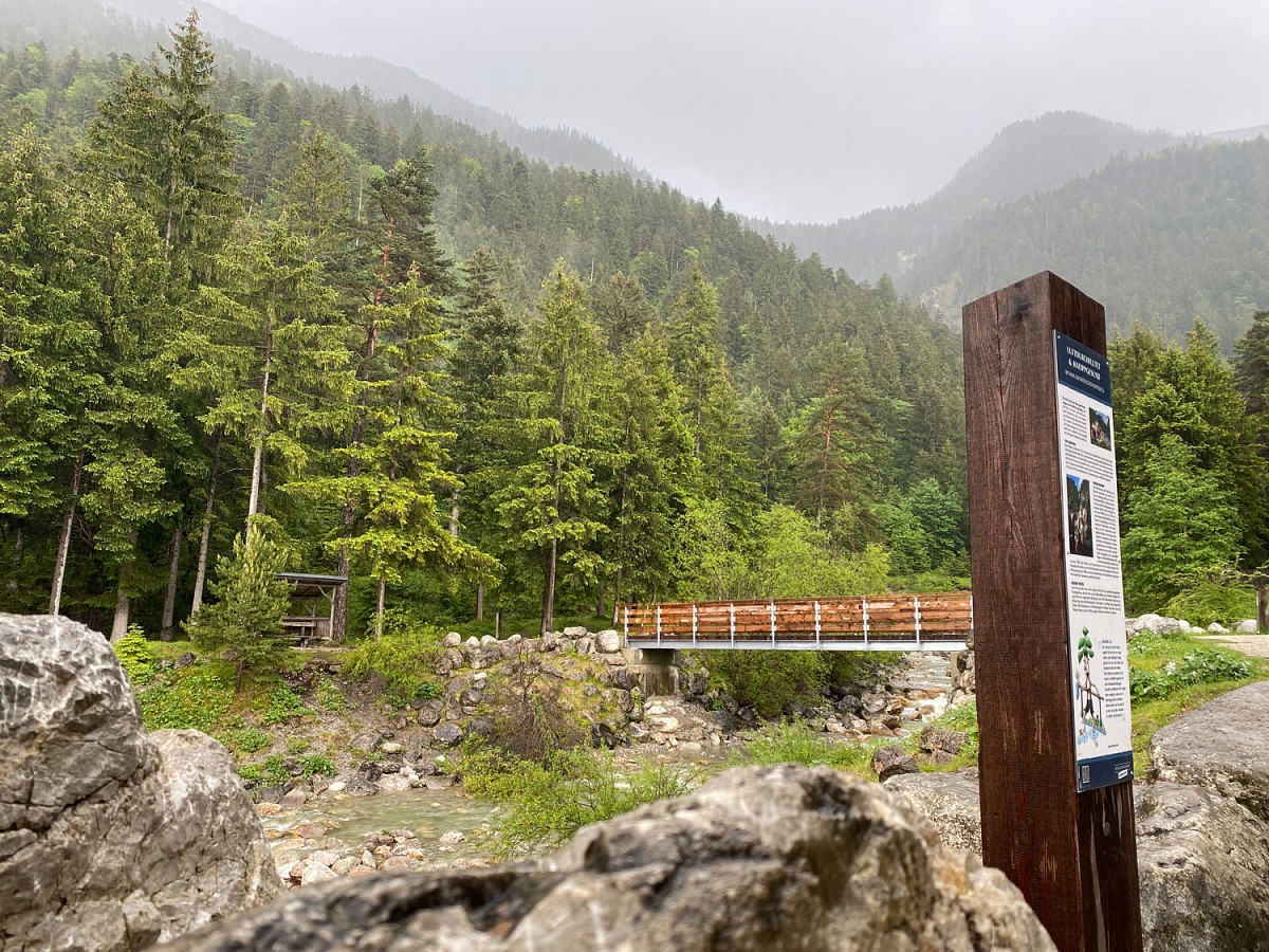 Auch oder vielleicht besonders bei nassen Wetter strahlen Wald, Wasser und Berge eine ganz besondere Atmosphäre aus, wie hier im Natur- und Erholungspark Kuhflucht.