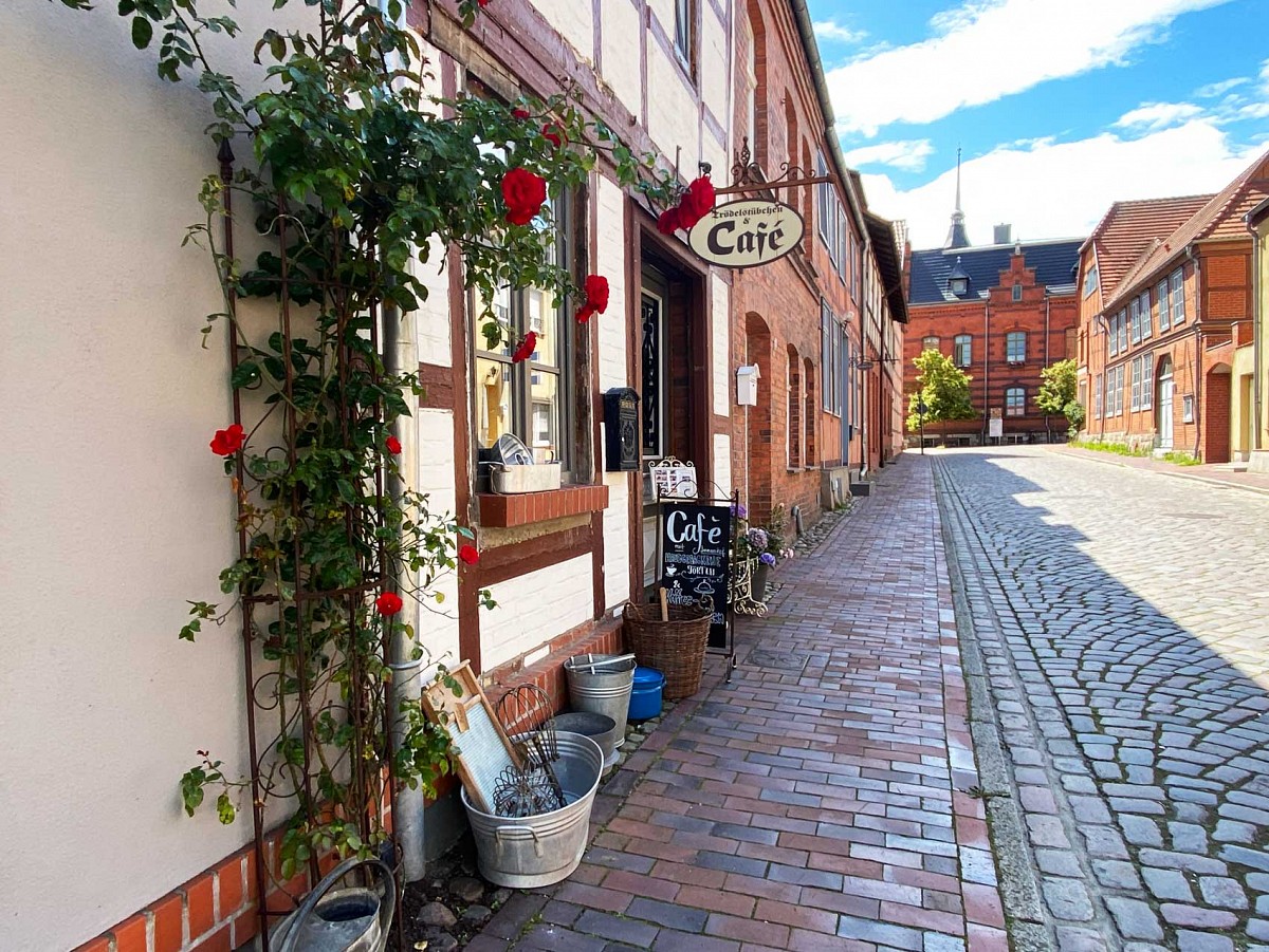 Kopfsteingepflasterten Gassen und liebevolle kleine Cafés in Plau am See