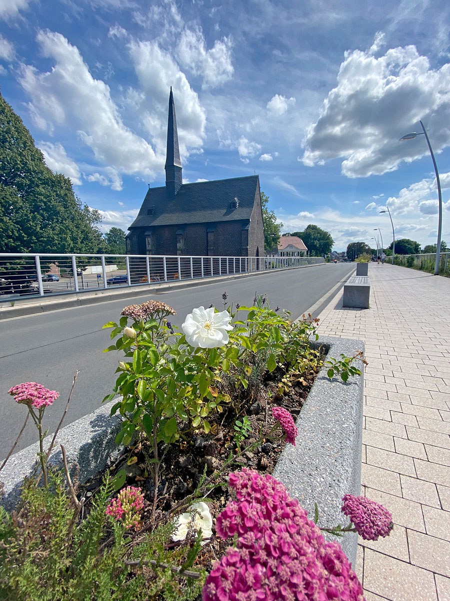 Am Rhein entlang begleiten Highlights wie Kunstwerke und historische Bauten den Wegverlauf, wie hier die Marienkapelle.