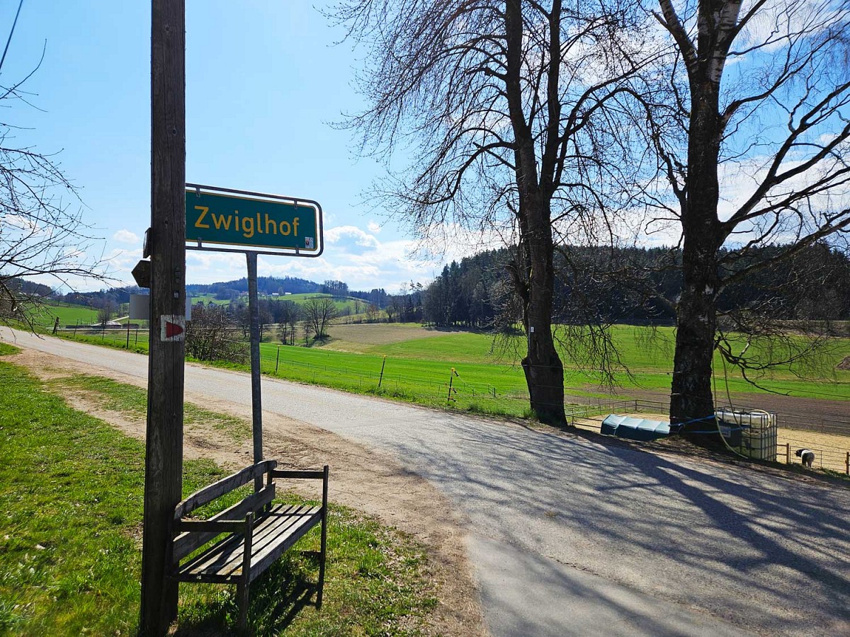 Ab Zwiglhof folgen wir dem roten Dreieck © Anja Pfeffer