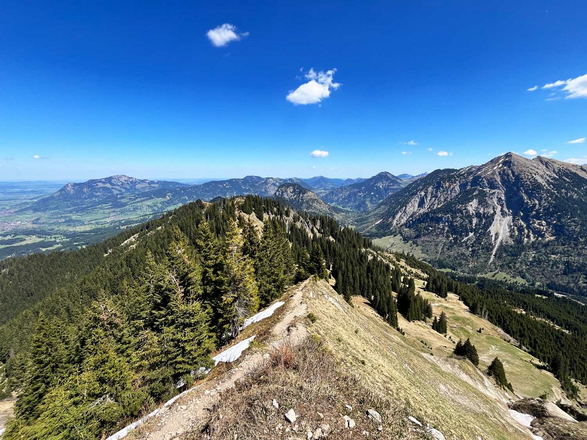 Blick zurück auf den Gratweg und ins Tal 
