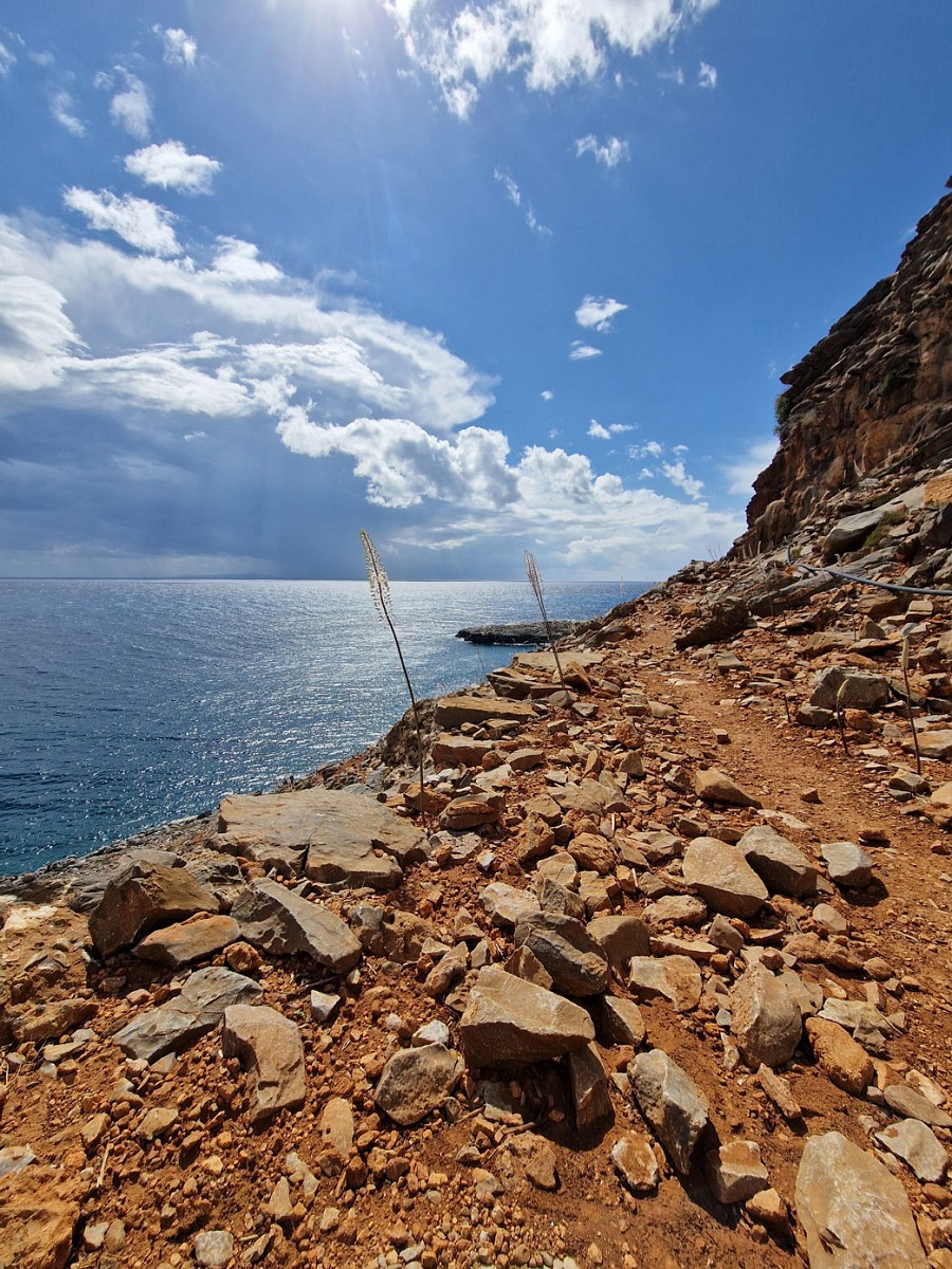 Ein Stück des E4 und des ungesicherten Abschnitts zwischen der Marmara-Bucht und Finika