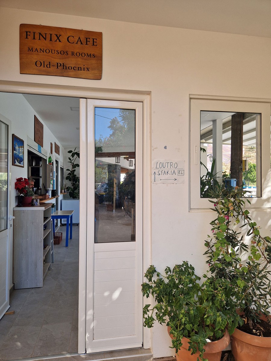 Der E4 führt hier direkt durch die Taverne