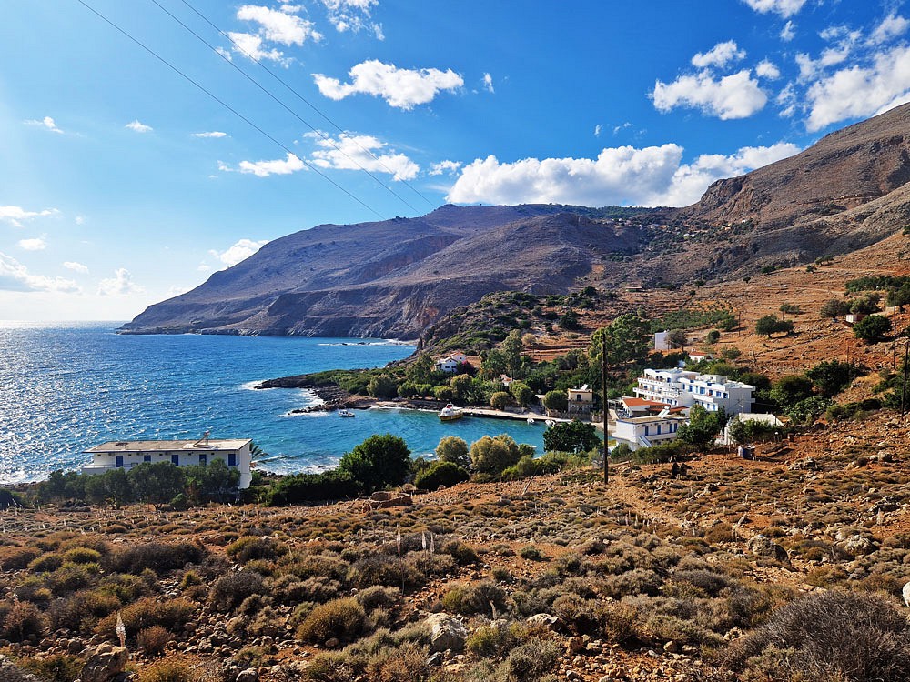 Eines von vielen kleinen Paradiesen auf dem Weg, die Bucht von Finikas Alle Fotos © Svenja Walter