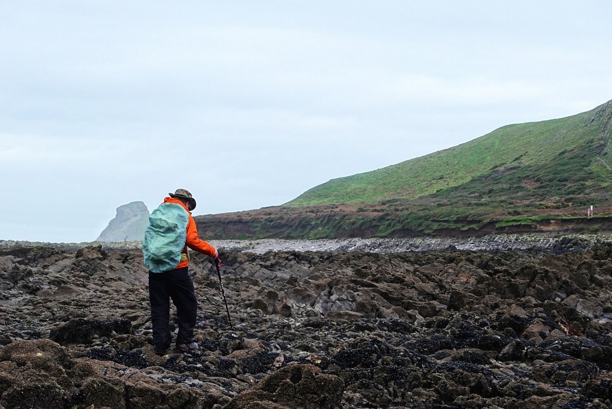 Schwieriger Untergrund auf dem Weg zum Worms Head