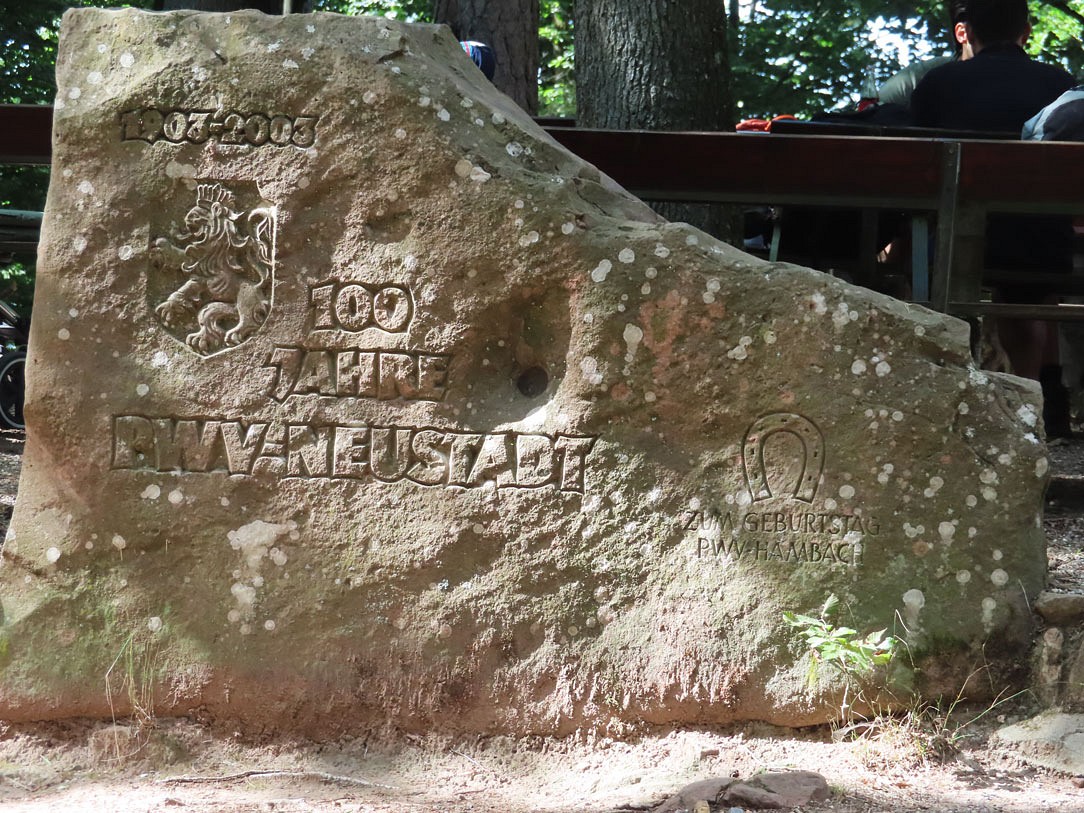Gedenkstein des Pfälzerwaldvereins, der beide Hütten betreibt
