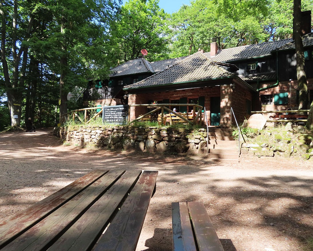 Die idyllisch gelegenen Hellerhütte