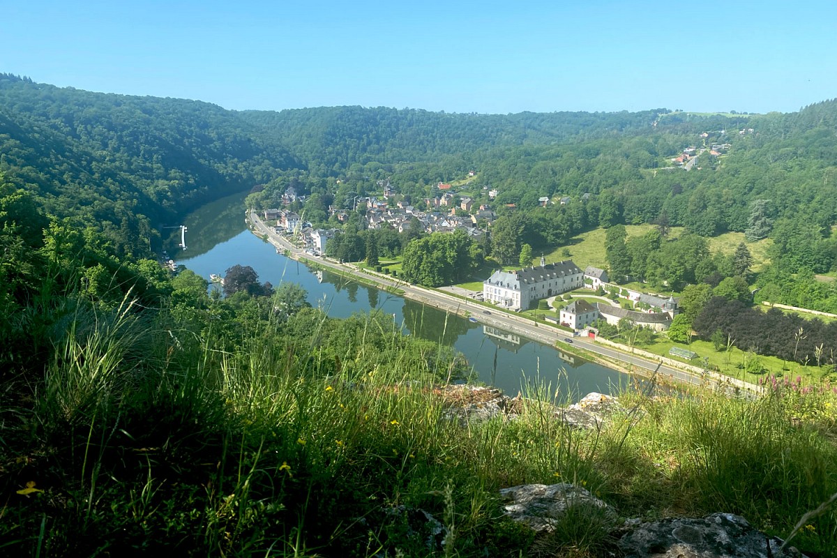 Aussichtspunkt oberhalb der Maas mit Blick auf Waulsort und das Gelände der Abtei.