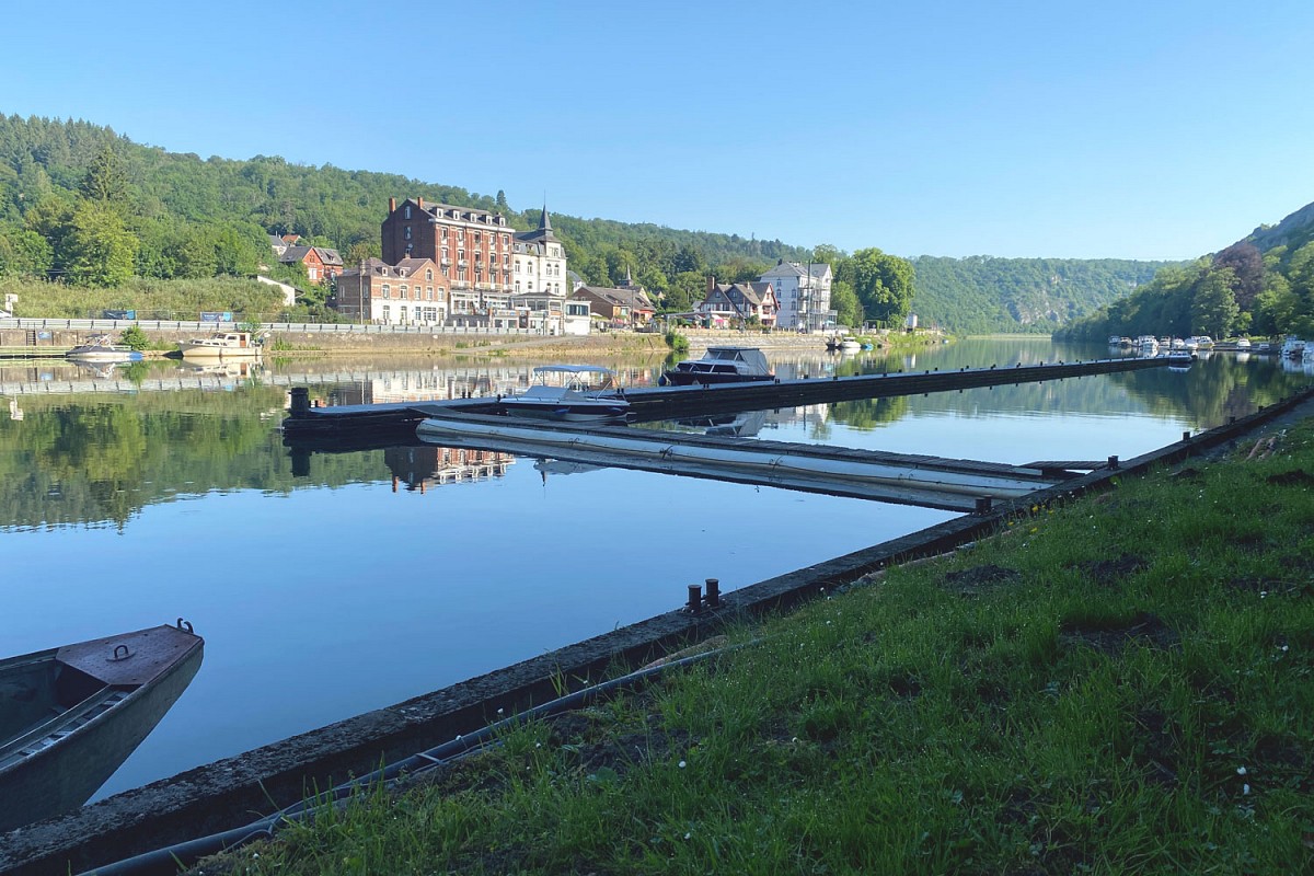 Spiegelglatt liegt die Maas ruhig vor mir, während der Uferweg von breit zu schmal wechselt.