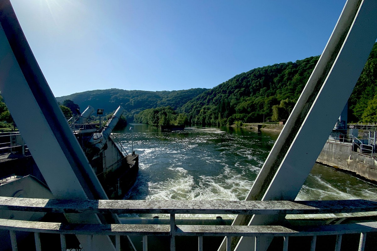 Der Fußweg über die Maas ans andere Ufer führt über eine Schleuse und Staufstufen.