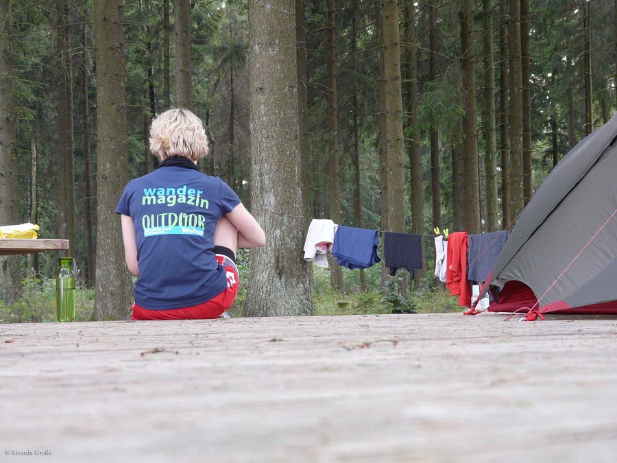 Ansicht von Trekkingplatz mit Zelt und Person