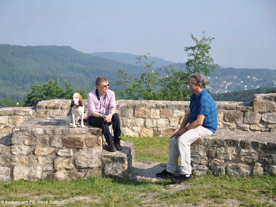 Prinz zur Lippe und Manuel Andrack bei einer Wanderpause im Lipperland