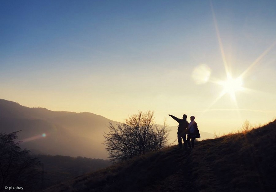 Zwei Wanderer in Landschaft