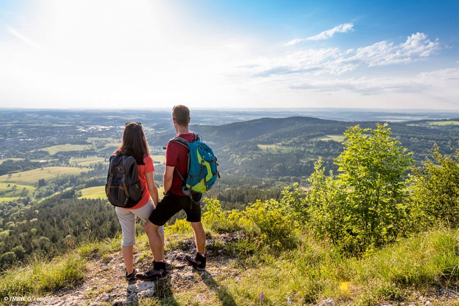 Wanderer am Aussichtspunkt Böllat