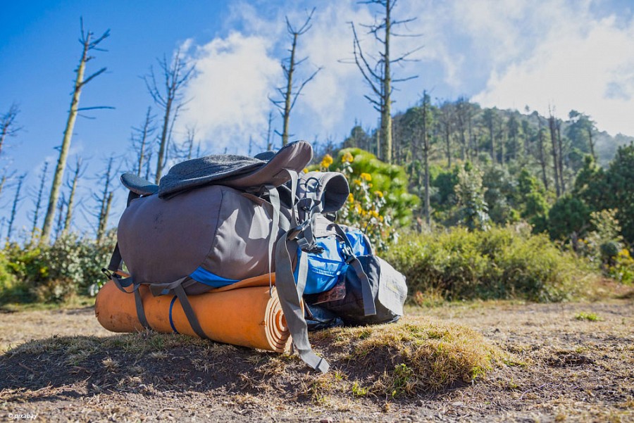 Trekkingrucksack auf dem Weg