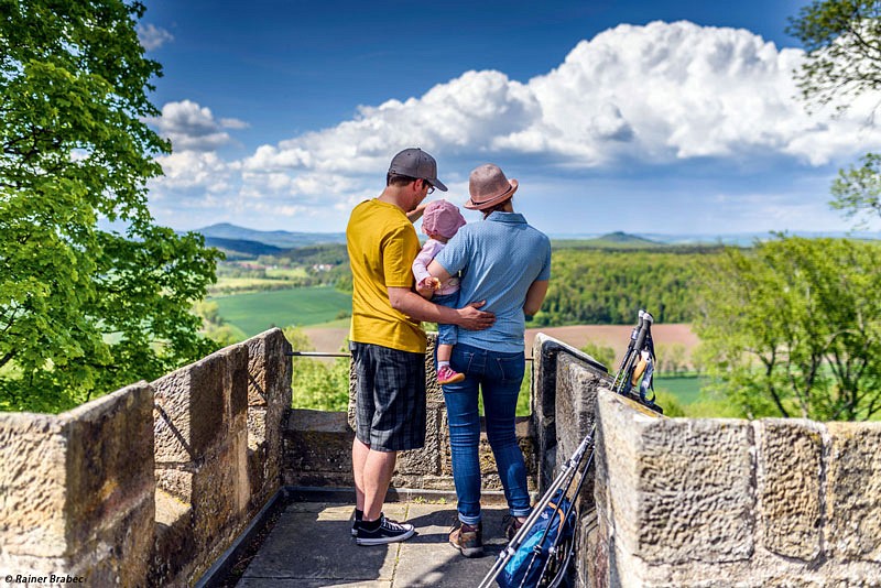 Familien an Aussichtspunkt